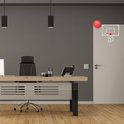 Binnen basketbalspel op kantoor, met rode mini basketbal op een doorhangend bord boven de deur.