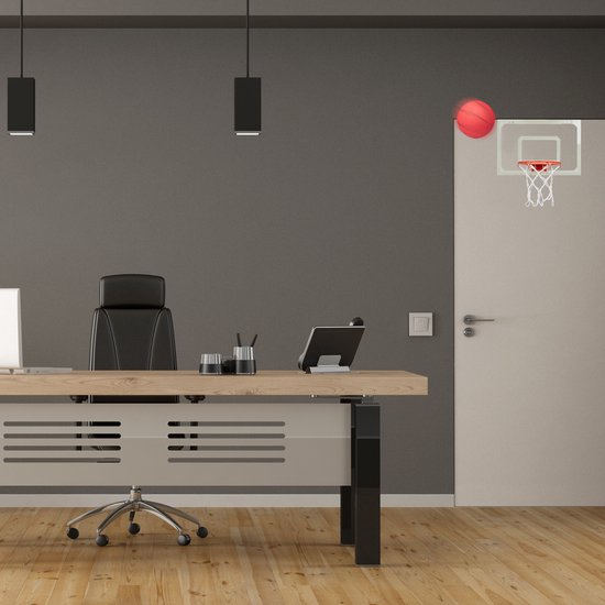 Binnen basketbalspel op kantoor, met rode mini basketbal op een doorhangend bord boven de deur.