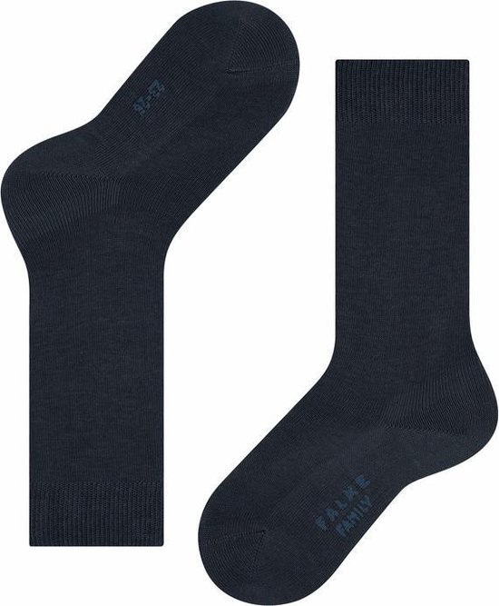 Donkerblauwe kniekousen van FALKE met een fijn ribbelpatroon en de tekst 'FALKE FAMILY'.