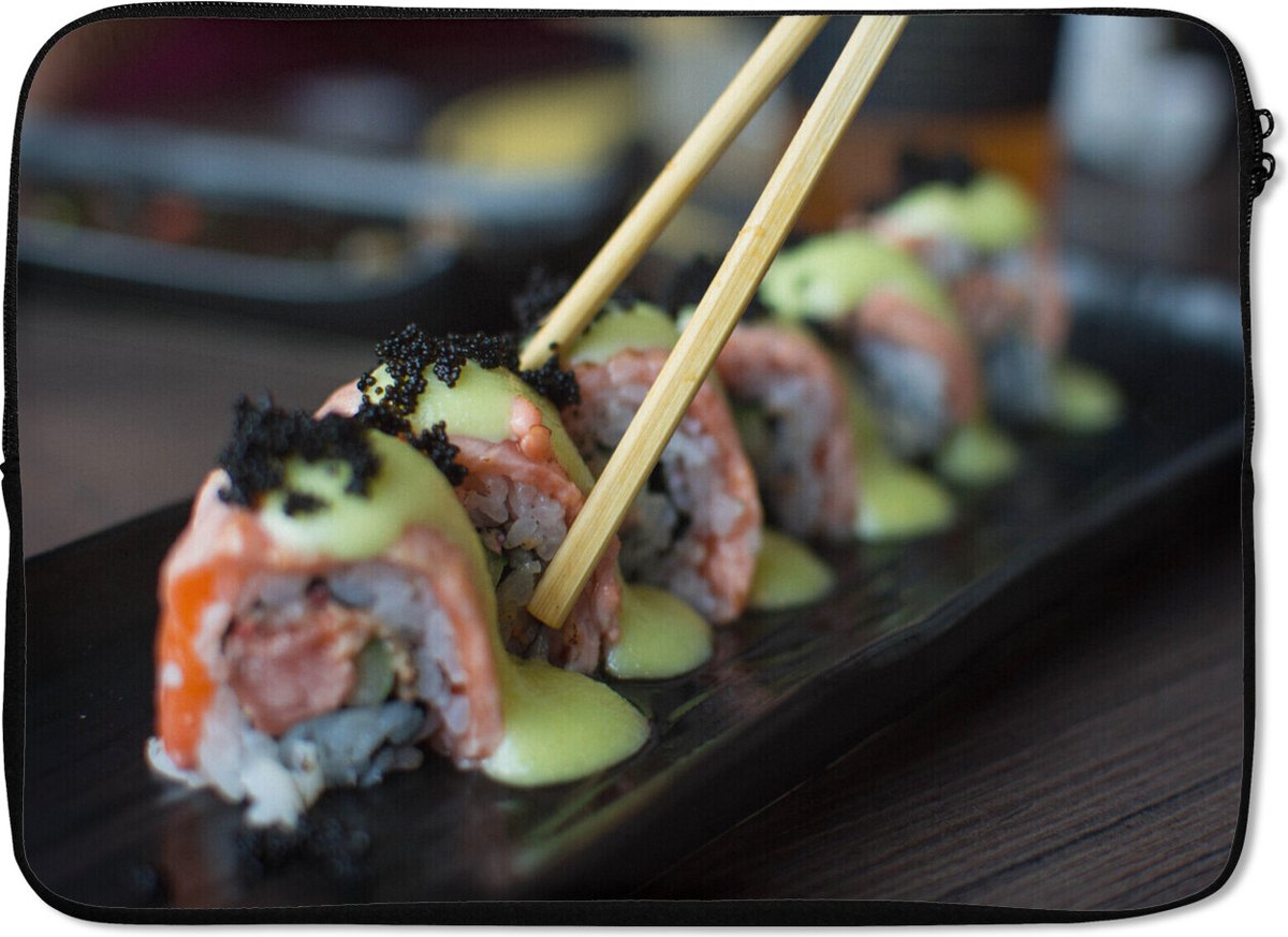 Laptophoes 14 inch - Zalm sushi met eetstokjes - Laptop sleeve - Binnenmaat 33x23 cm - Zwarte achterkant