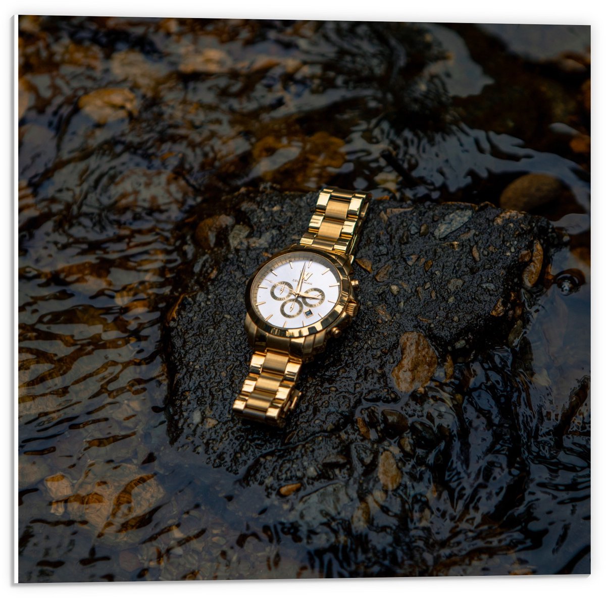 KuijsFotoprint Forex - Goude Horloge op Waterige Steen - 50x50cm Foto op Forex Blauw