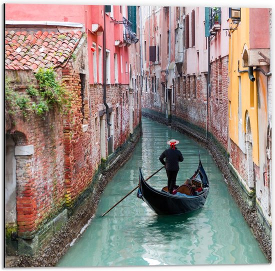 Dibond - Man in Boot in Venetië - 50x50cm Foto op Aluminium (Wanddecoratie van metaal)