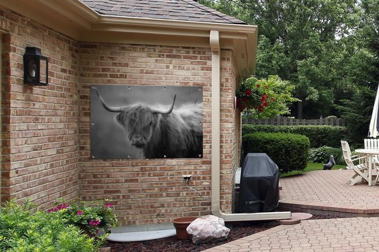 Tuinposter - Tuindoek - Tuinposters buiten - Schotse hooglander bij een berg - zwart wit - 120x80 cm - Tuin