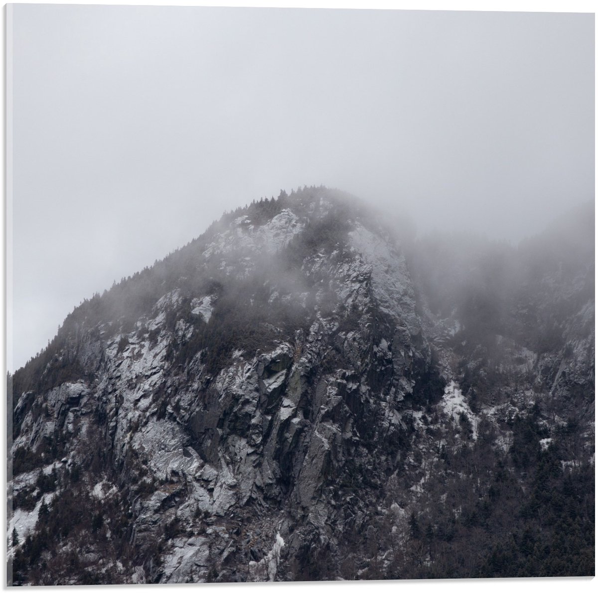 KuijsFotoprint Acrylglas - Berg met Mist (zwart/wit) - 50x50cm Foto op Acrylglas (Met Ophangsysteem)