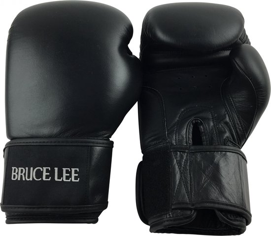 Twee zwarte bokshandschoenen, linker met "BRUCE LEE", rechter met perforaties.