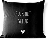 Buitenkussen Weerbestendig - Nederlandse Quote: 'Pluk het geluk' met wit hartje op zwarte achtergrond - 50x50 cm