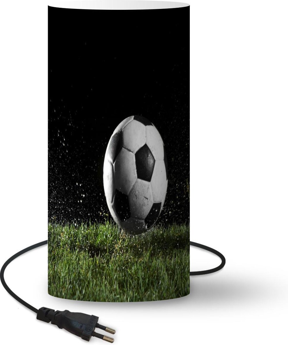 Lamp - Nachtlampje - Tafellamp slaapkamer - Voetbal in het gras - 54 cm hoog - Ø24.8 cm - Inclusief LED lamp