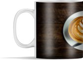 Mok - Een luchtfoto van een bloem gevormd in een kopje cappuccino - 350 ml - Beker