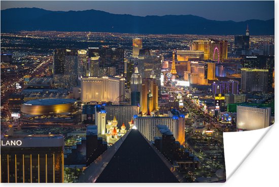 Luchtfoto verlicht stadsbeeld Las Vegas Poster 180x120 cm - Foto print op Poster (wanddecoratie woonkamer / slaapkamer) XXL / Groot formaat!