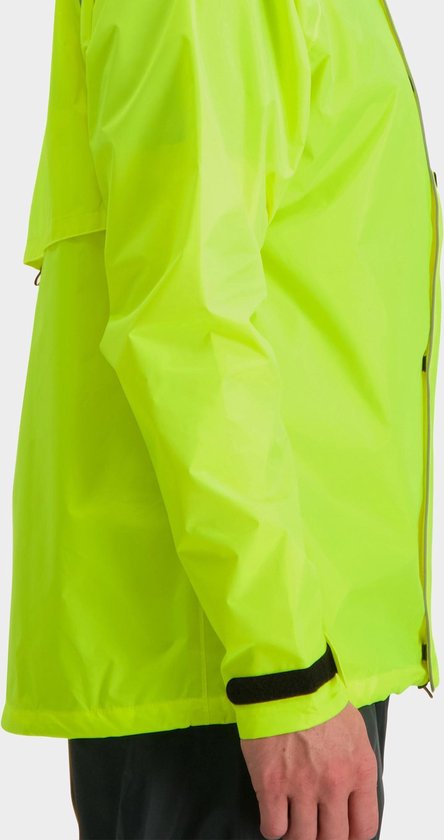 Detail van de mouw van een neongroene regenjas met klittenbandsluiting.