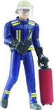 Brandweerman in donkerblauw uniform met reflecterende gele strepen, helm en brandblusser.