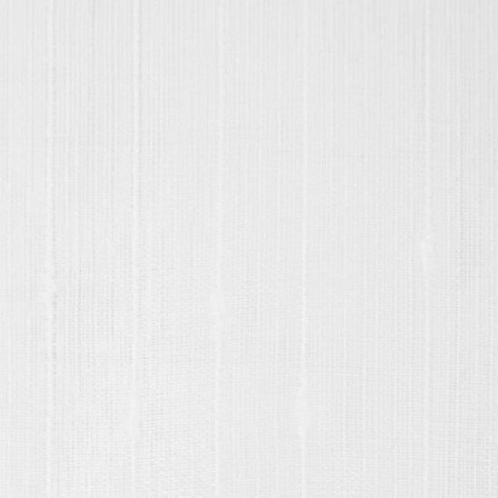 Close-up van witte semi-transparante stof met subtiel verticaal gestreept patroon.