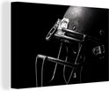 Un casque de football américain noir avec masque en acier, sur fond noir.
