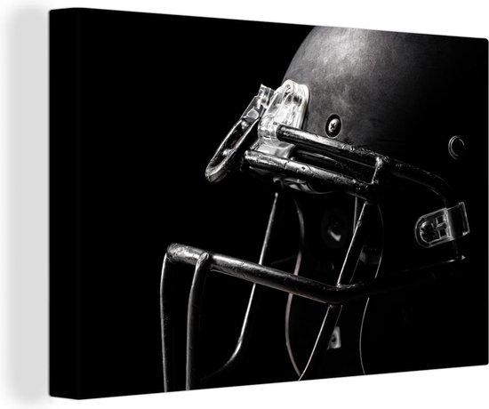 Un casque de football américain noir avec masque en acier, sur fond noir.