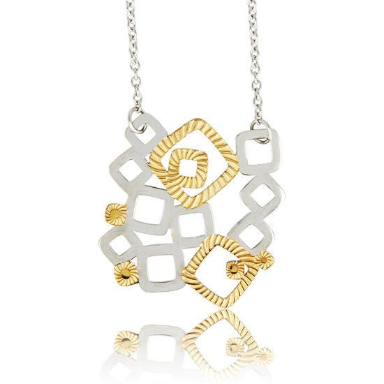 Zilverkleurige en goudkleurige ketting met een open, geometrisch hangertje van vierkanten en cirkels.