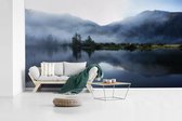 Behang - Fotobehang Mist trekt over een weerspiegelend meer - Breedte 465 cm x hoogte 260 cm