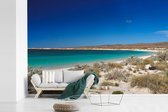 Behang - Fotobehang Parelwit strand en blauw water bij de Kust van Ningaloo - Breedte 390 cm x hoogte 260 cm