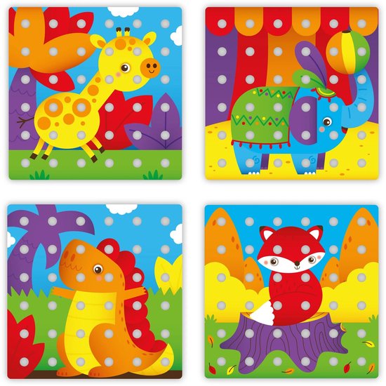 Vier vierkante borden met patronen van een giraf, olifant, dinosaurus en vos, met gaten voor pegels.
