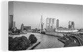 Canvas Schilderij De Erasmusbrug steekt over het water van de Rotterdamse haven - zwart wit - 80x40 cm - Wanddecoratie