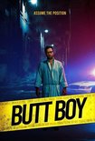 Poster van "BUTT BOY" met een man in een blauwe badjas op straat bij nacht, met gele politielint op de voorgrond.