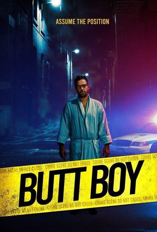 Poster van "BUTT BOY" met een man in een blauwe badjas op straat bij nacht, met gele politielint op de voorgrond.