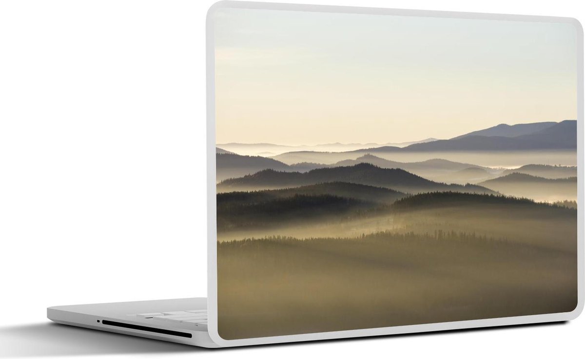 Afbeelding van product SleevesAndCases  Laptop sticker - 17.3 inch - Het landschap van het Nationaal park Šumava omgeven door mist