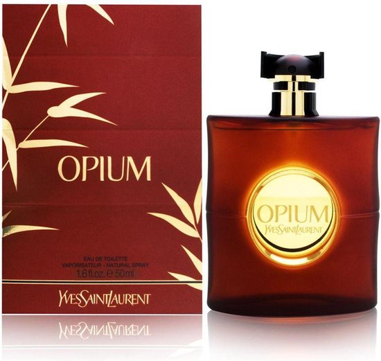 Rode Yves Saint Laurent Opium parfumfles met gouden dop, naast de bijpassende rode verpakking met bamboepatroon.