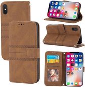 Reliëf gestreepte magnetische gesp PU + TPU horizontale flip lederen hoes met houder & kaartsleuf & portemonnee & fotolijst & sling voor iPhone XS Max (bruin)