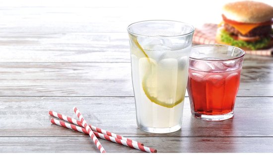 Deux verres avec boisson et glace, dont un avec citron et une boisson rouge. Deux pailles rayées rouge et blanc.