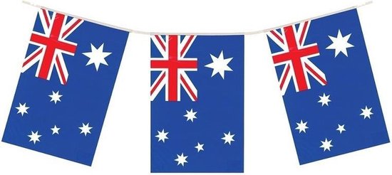 Trois drapeaux australiens sur une guirlande, ornés de l'Union Jack et de la Croix du Sud sur fond bleu.