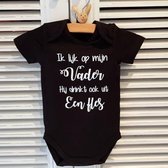 Baby Romper zwart met tekst bedrukking Ik lijk op mijn vader. Hij drinkt ook uit een fles | korte mouw | zwart wit | maat 50/56 cadeau