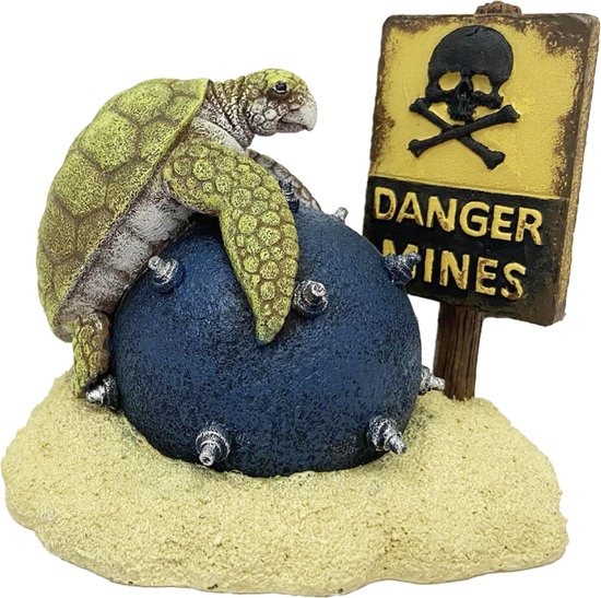 Une décoration avec une tortue, une mine bleue et un panneau de danger avec une tête de mort et des tibias croisés. Panneau de danger avec le texte DANGER MINES.