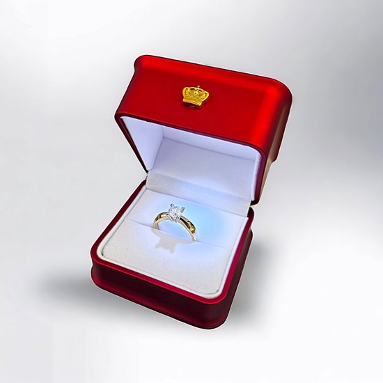 Rood ringdoosje met gouden kroontje, met gouden ring met hartvormige diamant.