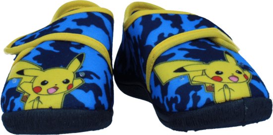 Blauwe pantoffels met camouflageprint, gele band en opdruk van Pikachu.