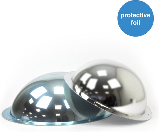 Twee zilverkleurige, bolvormige spiegels met gepolijste afwerking, één met tekst 'protective foil'.