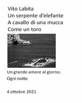 Un serpente d'elefante a cavallo di una mucca come un toro