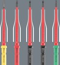 Vijf Wera TIE schroevendraaiers met gekleurde handgrepen: geel, rood, zwart, zwart, groen. Allen met 1000V VDE markering.