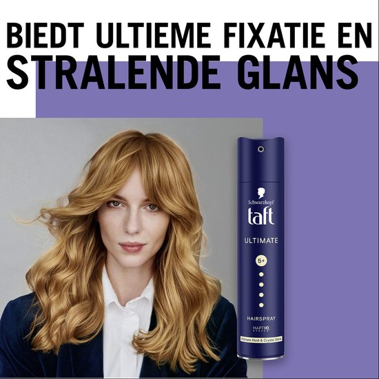 Een vrouw met golvend rood haar met een donkerblauwe bus Taft Ultimate Haarspray.