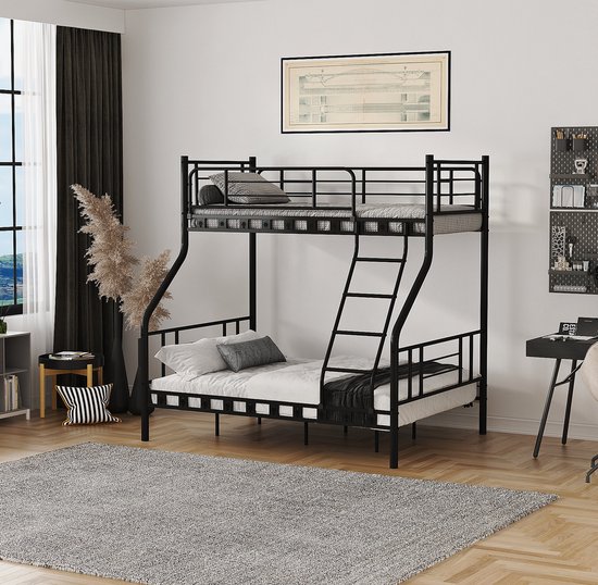 Zwart metalen stapelbed met matrassen, kussens en deken, in slaapkamer.