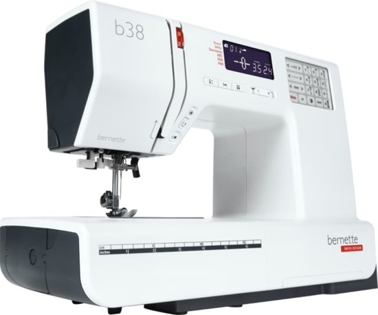Witte Bernette b38 naaimachine met donkergrijs accent.