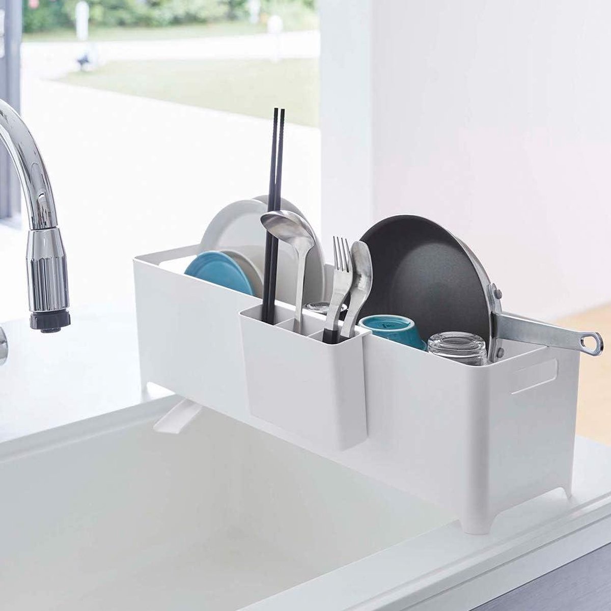 Slimme witte dish drainer mand toren met handige afwateringssysteem