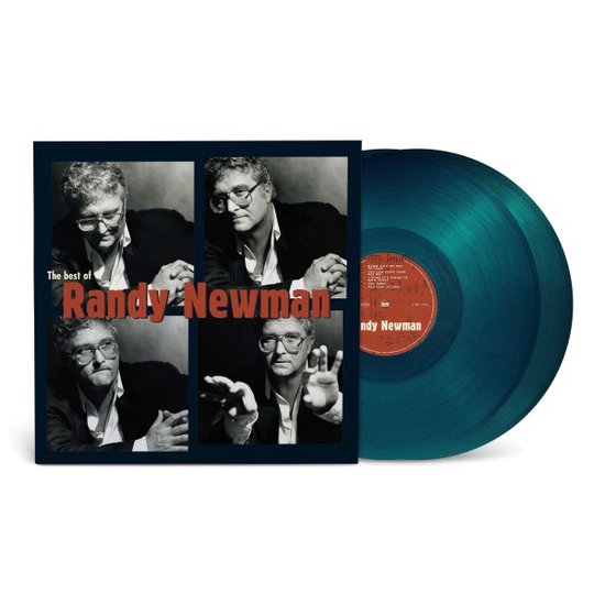 De hoes van "The Best of Randy Newman" met vier portretten van Randy Newman. Naast de hoes liggen twee blauwe vinylplaten.