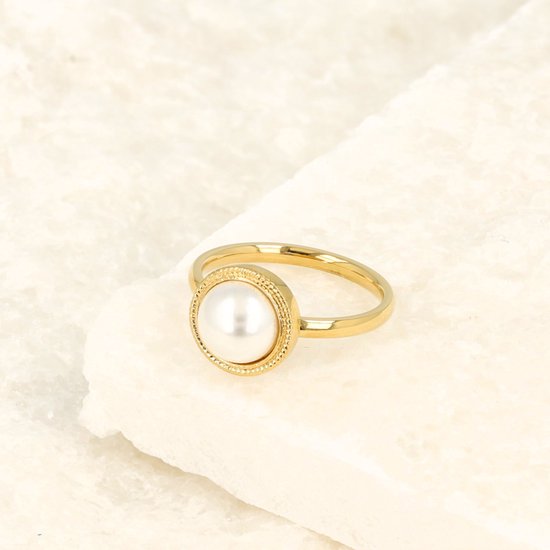 Gouden ring met een witte parel in een gedetailleerde zetting.