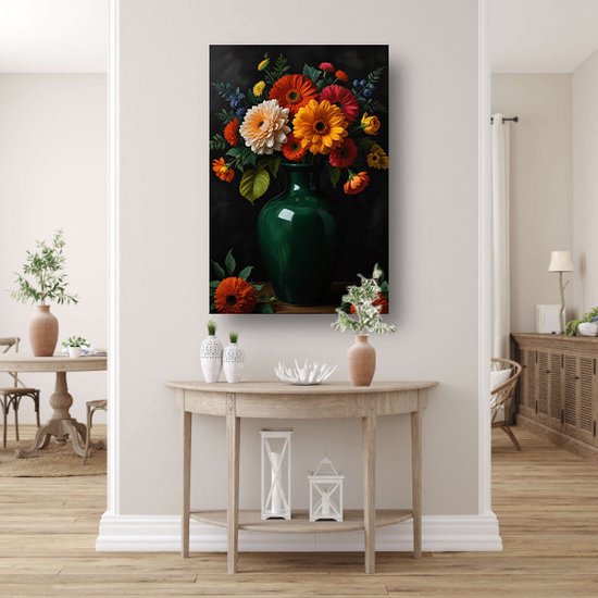 Een boeket bloemen in een groene vaas, opgehangen in een woonkamer.
