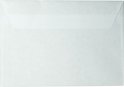 Een witte, zelfklevende envelop van 114 x 162 mm, gesloten.