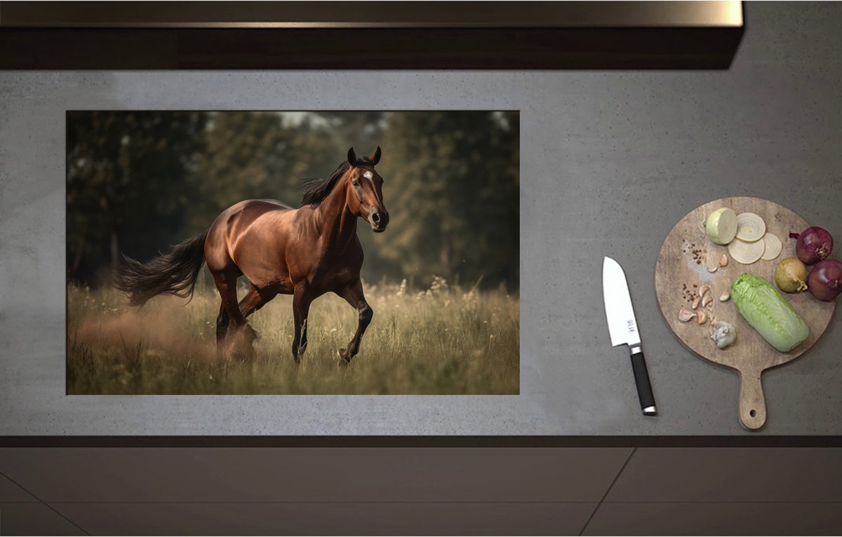 Inductieplaat Beschermer - Bruin Paard met Witte Bles Lopend door Weiland met Hoog Gras - 80x51 cm - 2 mm Dik - Inductie Beschermer - Bescherming Inductiekookplaat - Kookplaat Beschermer van Wit Vinyl