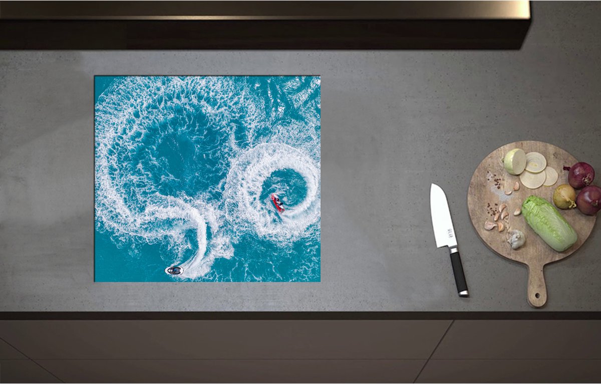 Inductieplaat Beschermer - Bovenaanzicht van Stuntende Jetski's op Golven van de Zee - 57x52 cm - 2 mm Dik - Inductie Beschermer - Bescherming Inductiekookplaat - Kookplaat Beschermer van Zwart Vinyl