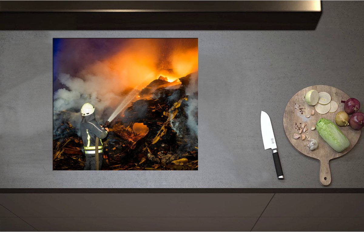 Inductieplaat Beschermer - Brandweerman in Actie bij Rampplek - 60x55 cm - 2 mm Dik - Inductie Beschermer - Bescherming Inductiekookplaat - Kookplaat Beschermer van Zwart Vinyl