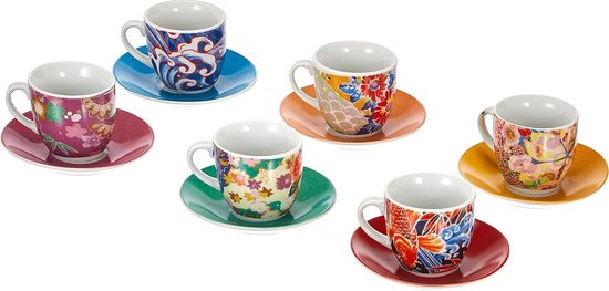 Zes koffiekopjes en schotels, elk met een uniek bloemenpatroon in levendige kleuren.