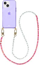 Paars telefoonhoesje met lange parelketting en gekleurde kraaltjes.